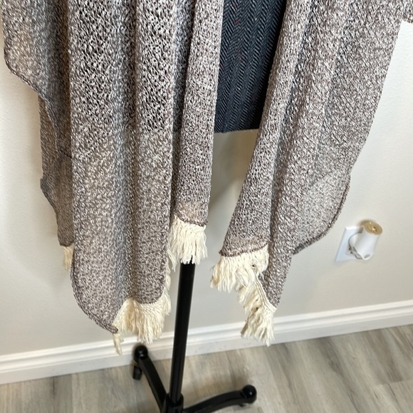 BCBGeneration lightweight Shawl kimono Tassles One Size - Picture 5 of 8